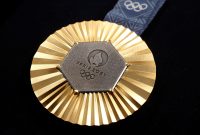 از مدال های المپیک پاریس رونمایی شد/ مدال هایی با چاشنی فلزات برج ایفل!