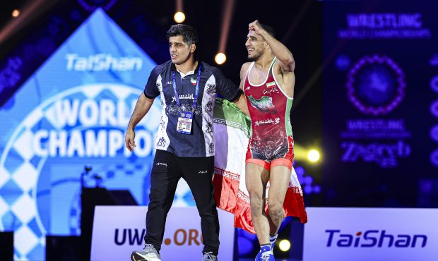 خنده ها به پرواز درآمدند و اندوه قلب ها را زخمی کرد خنده ها به پرواز درآمدند و اندوه قلب ها را زخمی کرد