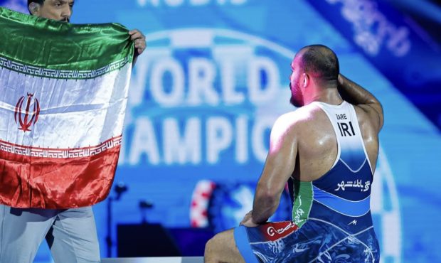 زانو میزنم تا شما مردم ایران برفراز جهان بایستید